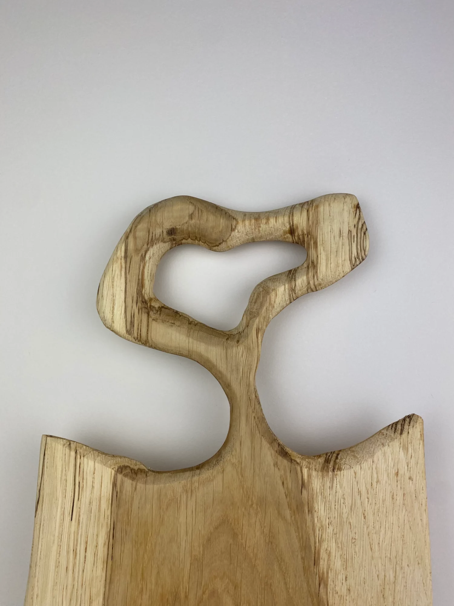 Planche présentation en chêne sculptée, design sur mesure