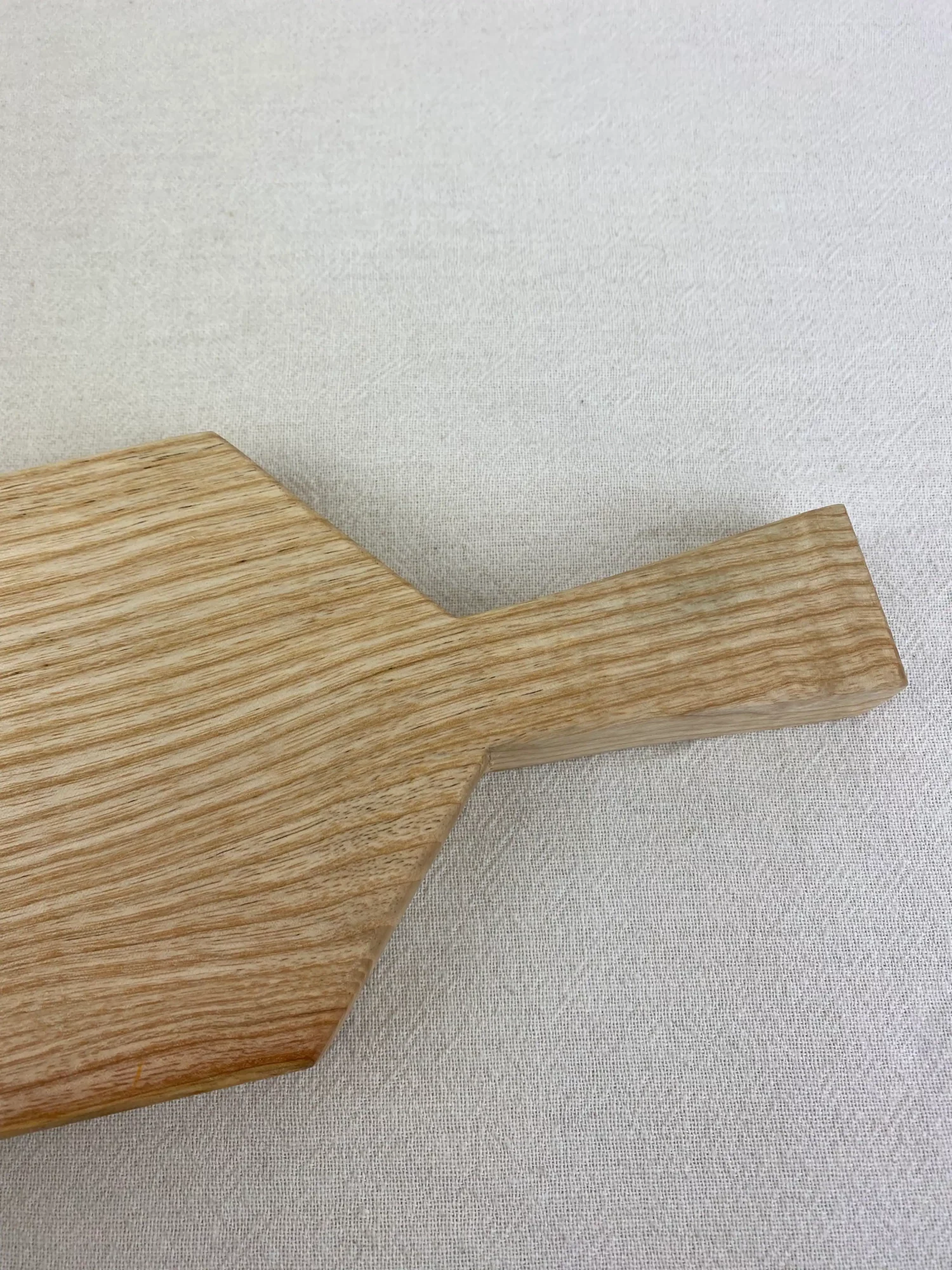 Planche artisanale en bois français — alliance entre tradition et modernité