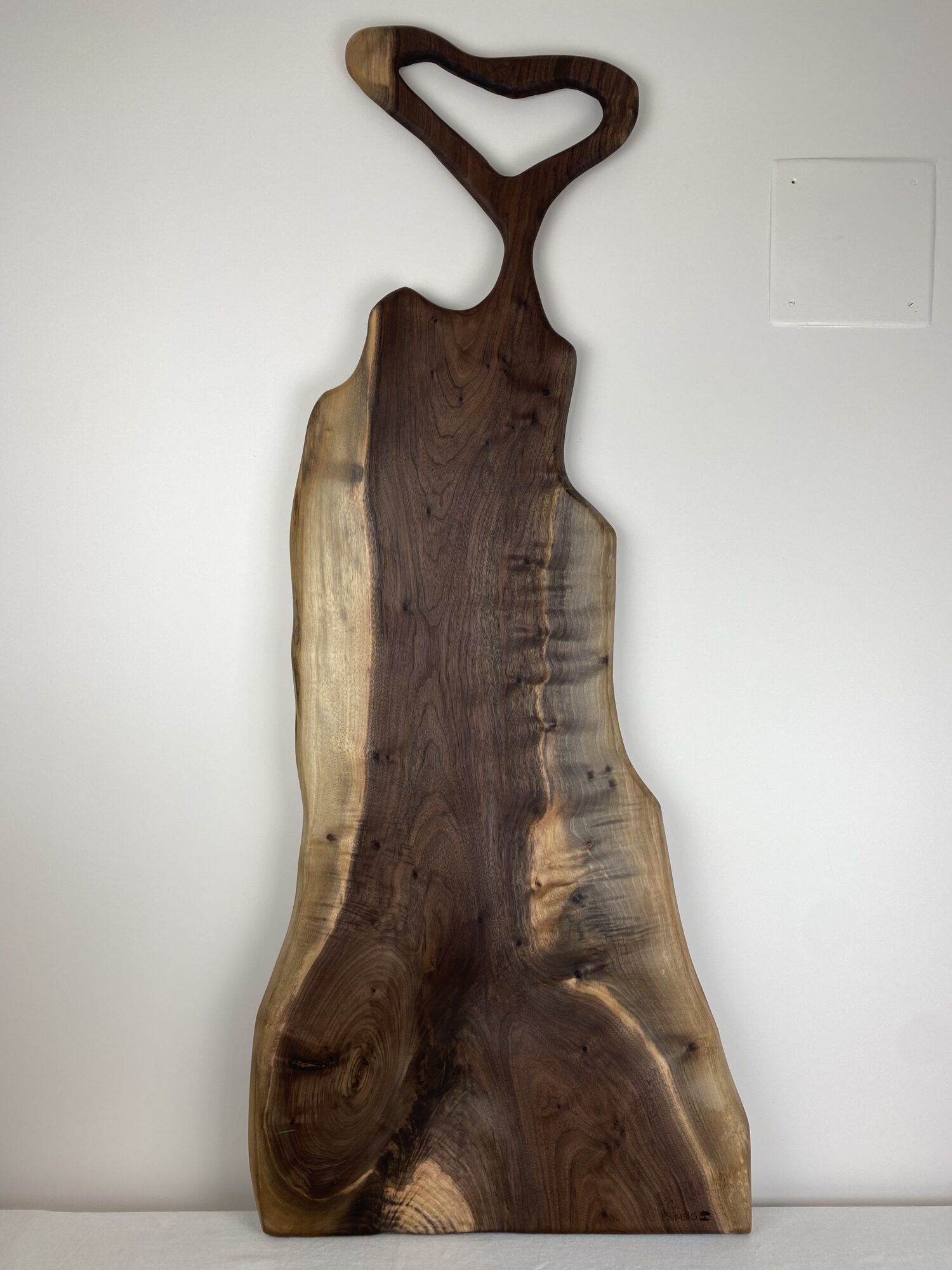 Noble – Planche apéritive XXL en noyer américain avec poignée sculptée - Fabrication artisanale – Image 2