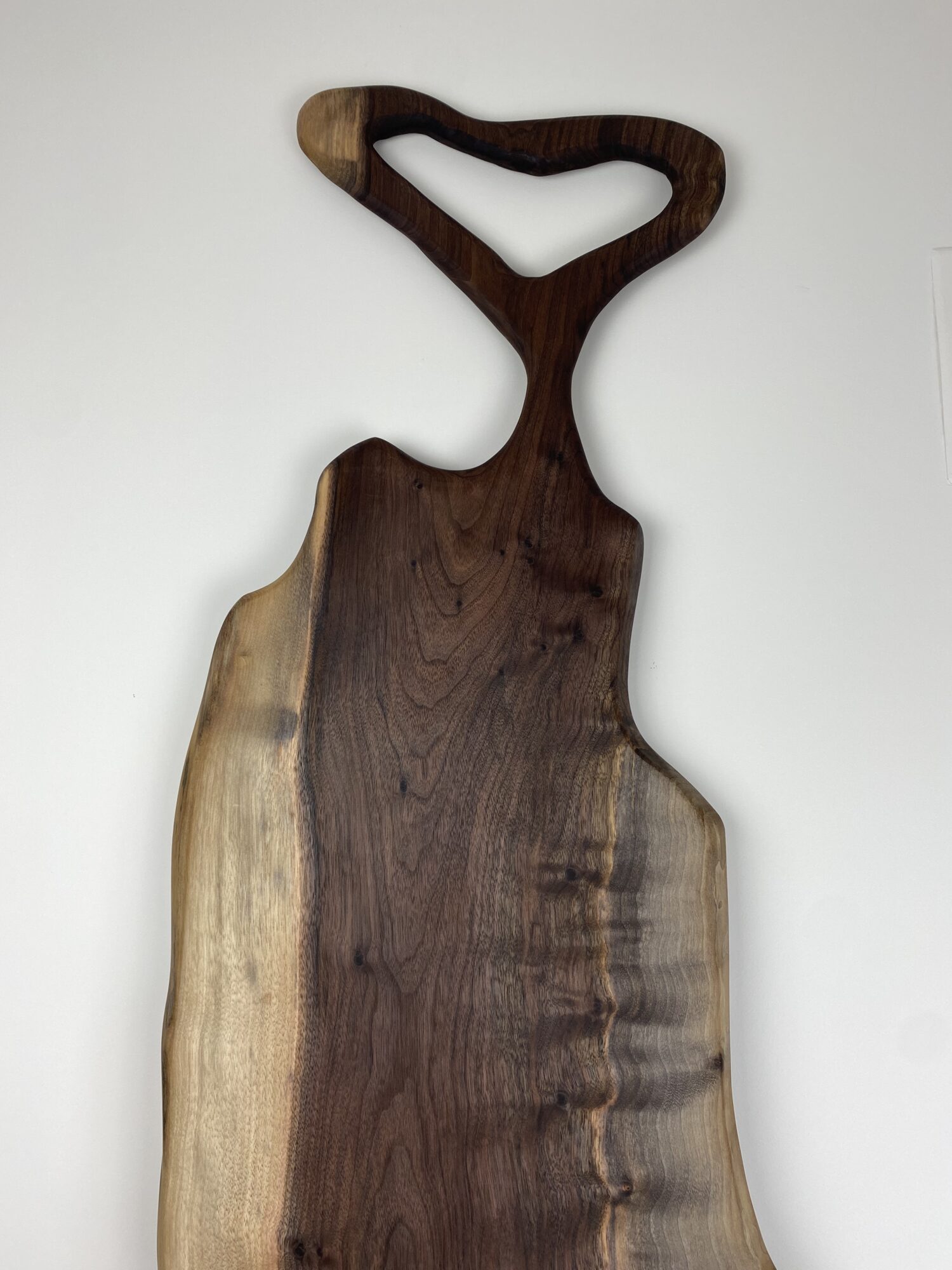 Noble – Planche apéritive XXL en noyer américain avec poignée sculptée - Fabrication artisanale – Image 3