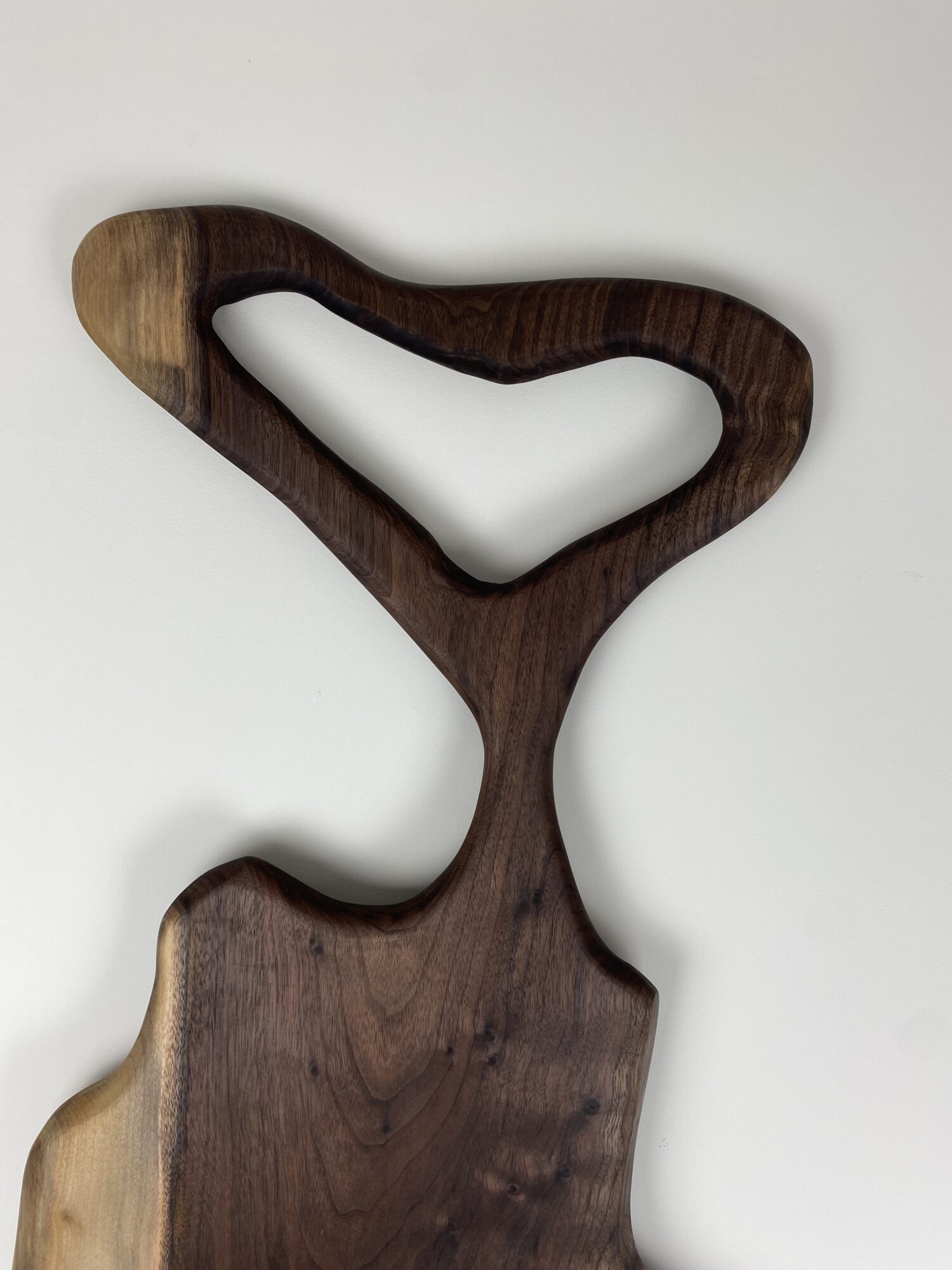 Noble – Planche apéritive XXL en noyer américain avec poignée sculptée - Fabrication artisanale – Image 4