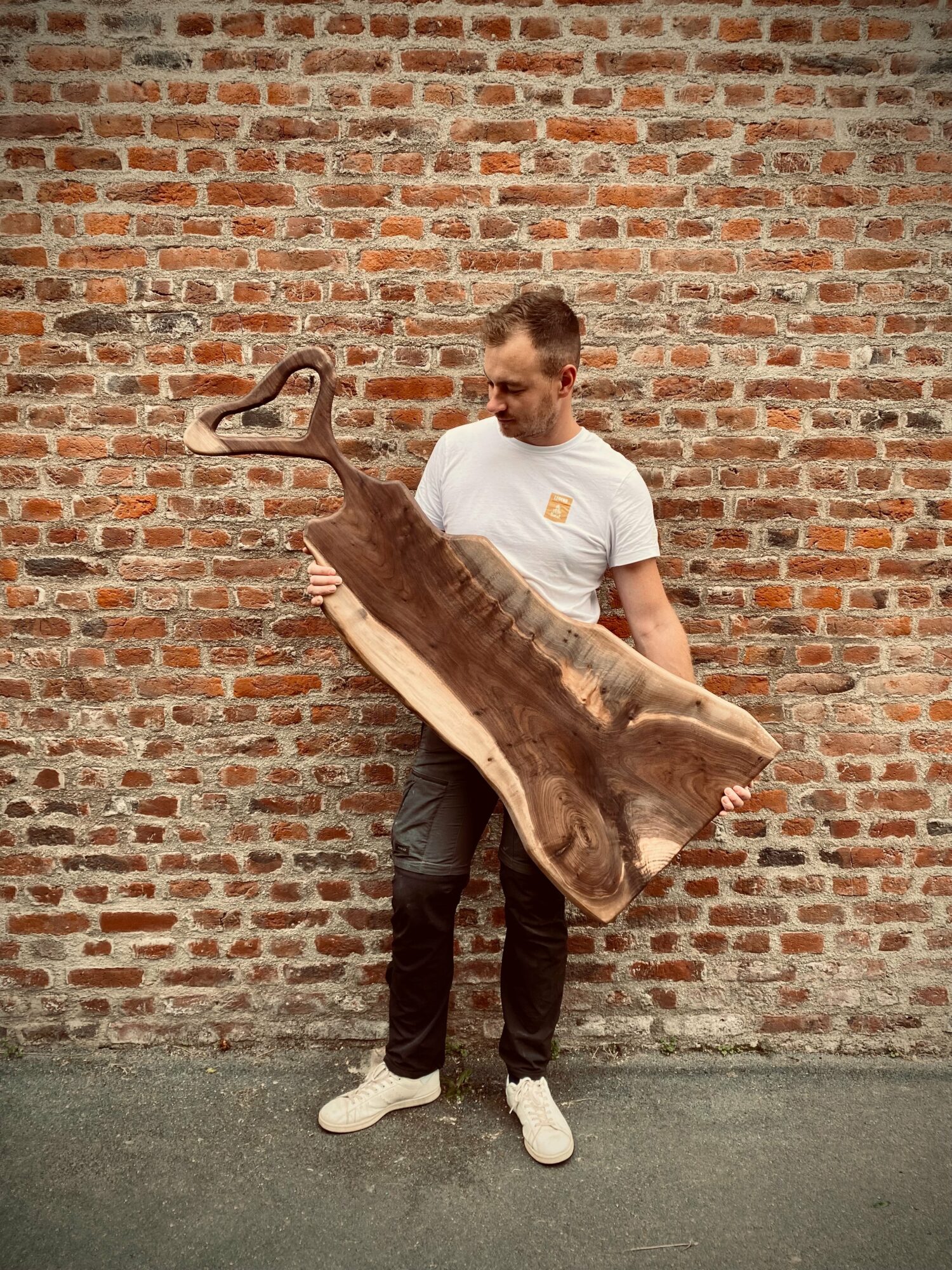 Noble – Planche apéritive XXL en noyer américain avec poignée sculptée - Fabrication artisanale – Image 7